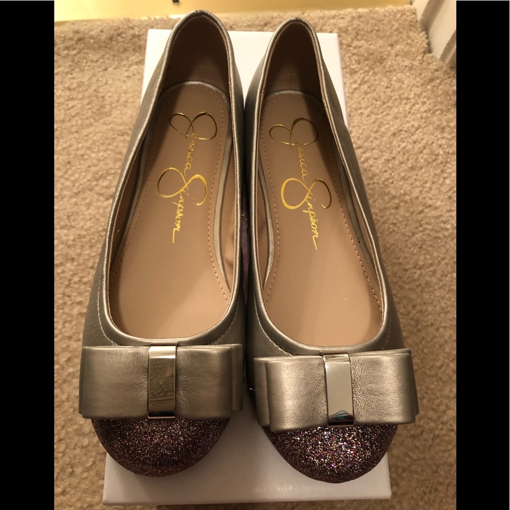 Jessica Simpson gray front-shimmered slippers.